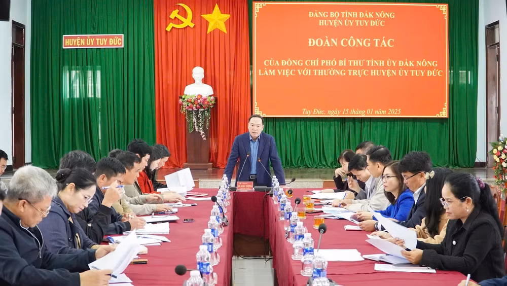 Đoàn công tác của tỉnh Đắk Nông làm việc với Thường trực Huyện ủy Tuy Đức. Đoàn công tác của tỉnh Đắk Nông làm việc với Thường trực Huyện ủy Tuy Đức.