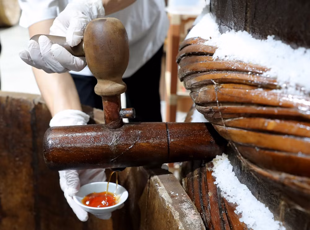Nước mắm nguyên cốt có độ sánh với hương vị đậm đà và độ đạm cao.