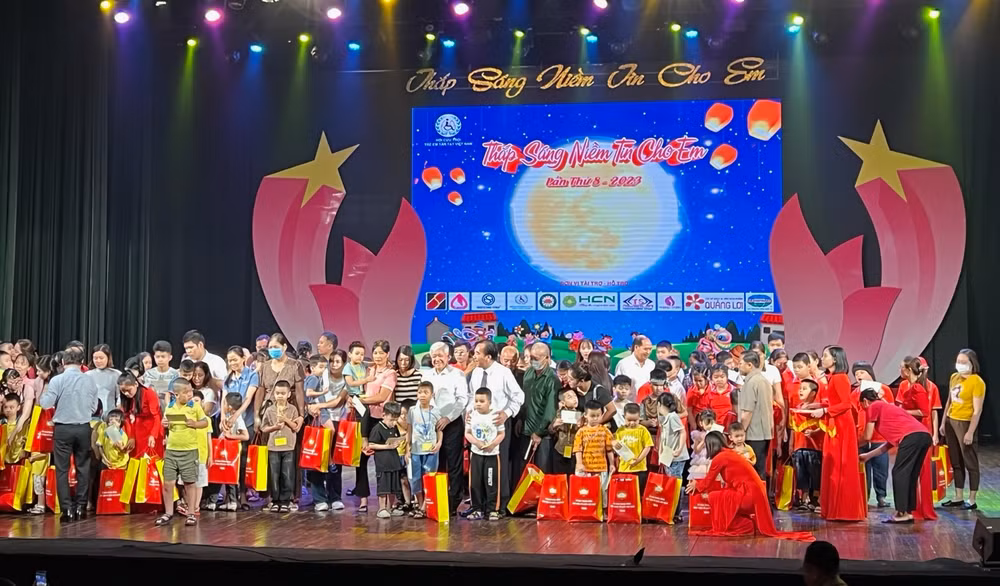 Đại diện lãnh đạo Đảng, Nhà nước và Hội Cứu trợ trẻ em tàn tật Việt Nam trao tặng các phần quà cho 200 trẻ em khuyết tật tiêu biểu.