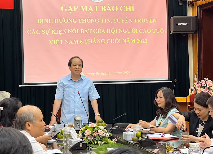 Đồng chí Trương Xuân Cừ, Phó chủ tịch Trung ương Hội Người cao tuổi Việt Nam, chia sẻ thông tin tại buổi gặp mặt báo chí.