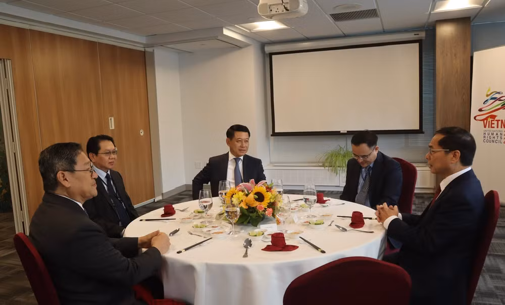 Phó Thủ tướng, Bộ trưởng Ngoại giao Bùi Thanh Sơn đã chủ trì cuộc ăn sáng làm việc với Phó Thủ tướng, Bộ trưởng Ngoại giao Lào Saleumxay Kommasith và Phó Thủ tướng, Bộ trưởng Ngoại giao và Hợp tác quốc tế Campuchia Sok Chenda Sophea. (Ảnh: Bộ Ngoại giao)