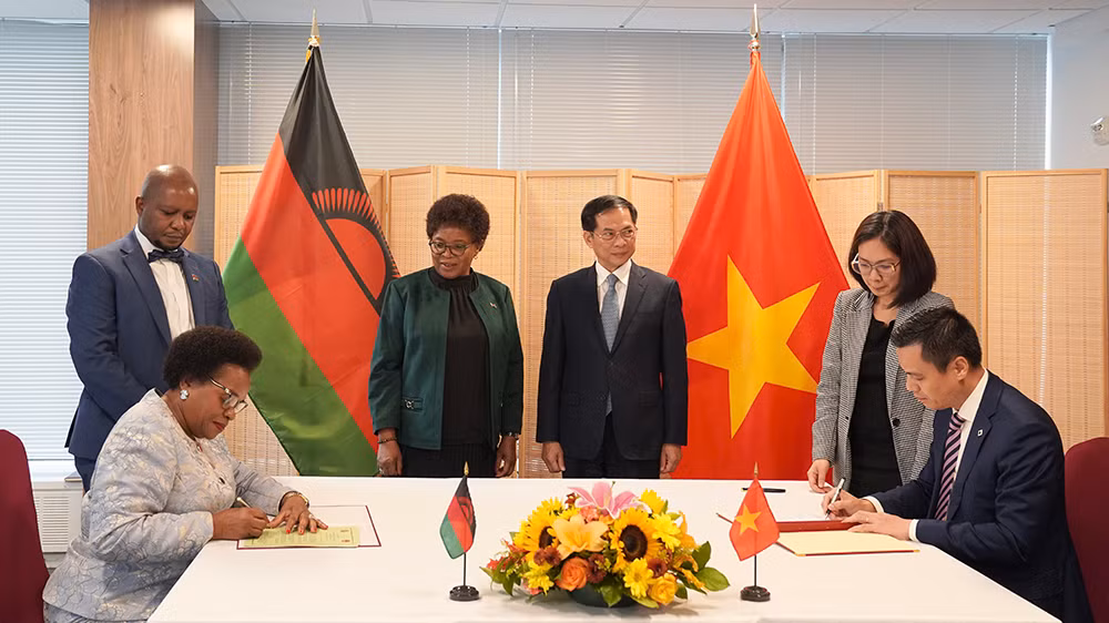 Phó Thủ tướng, Bộ trưởng Ngoại giao Bùi Thanh Sơn cùng Bộ trưởng Ngoại giao Malawi Nancy Tempo chứng kiến Lễ ký thông cáo chung thiết lập quan hệ ngoại giao. (Ảnh: Bộ Ngoại giao)