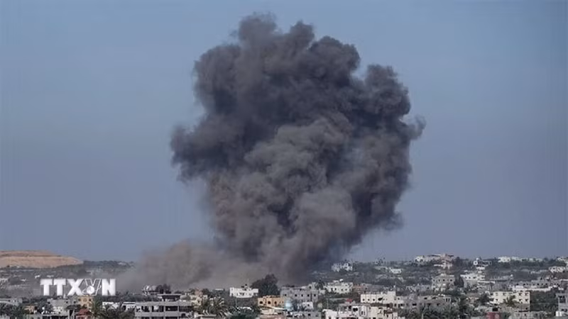 Khói bốc lên sau cuộc không kích của Israel xuống Dải Gaza. (Ảnh: IRNA/TTXVN)