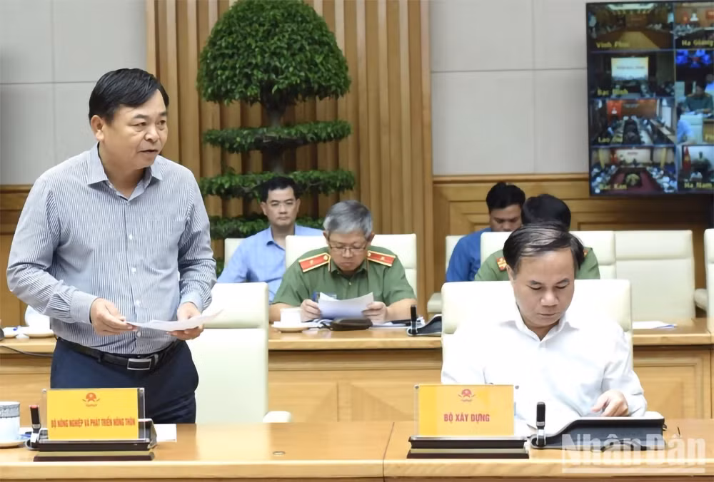 Thứ trưởng Nông nghiệp và Phát triển nông thôn Nguyễn Hoàng Hiệp báo cáo tại Hội nghị. (Ảnh: TRẦN HẢI)