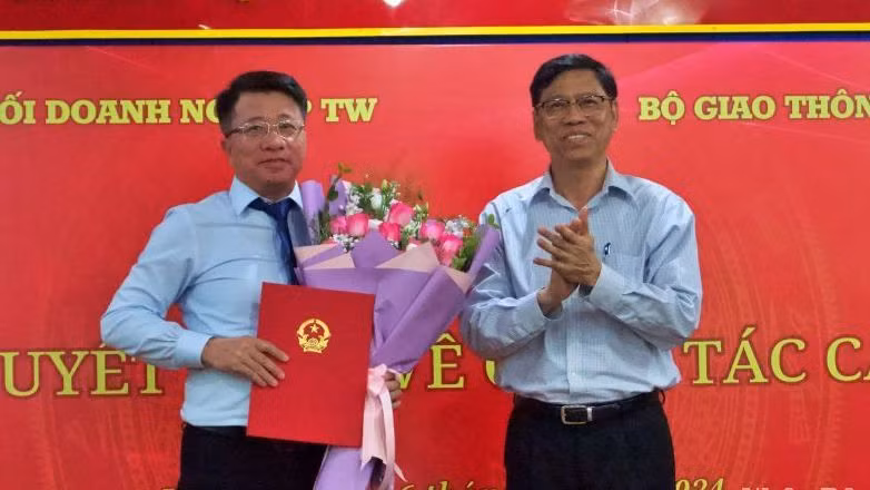 Thứ trưởng Giao thông vận tải Nguyễn Xuân Sang trao quyết định bổ nhiệm cho ông Phạm Hoài Chung.