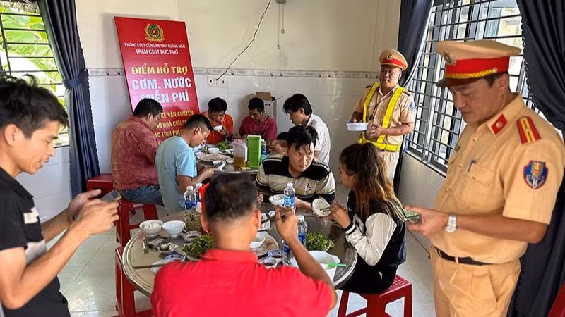 Các thành viên trong đoàn những chuyến xe nghĩa tình rất ấm lòng khi được đón tiếp ân cần tại điểm hỗ trợ cơm, nước miễn phí do Trạm Cảnh sát giao thông Đức Phổ tổ chức. 