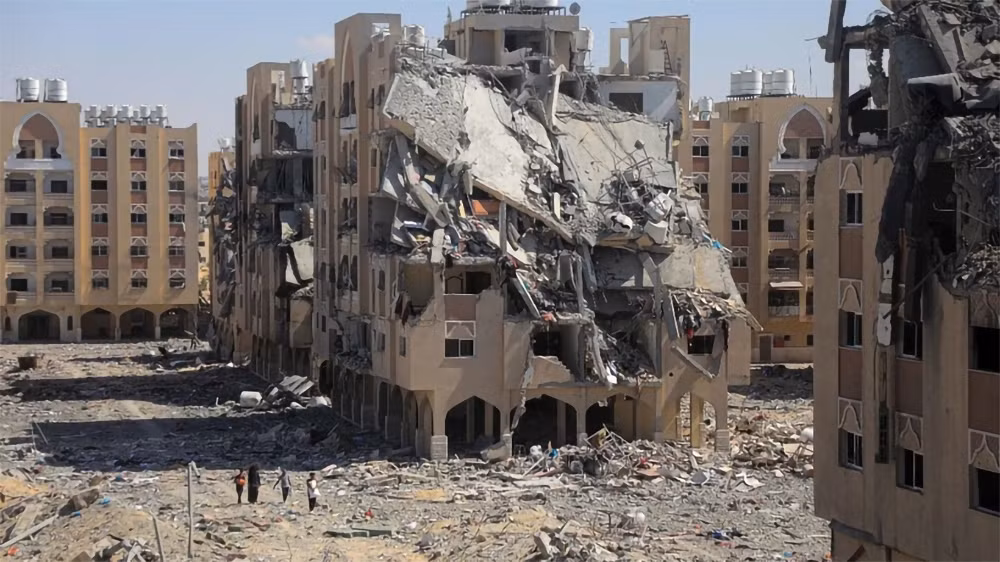Các tòa nhà bị phá hủy sau cuộc không kích của Israel tại Khan Younis, Dải Gaza. (Ảnh: Tân Hoa Xã/TTXVN)