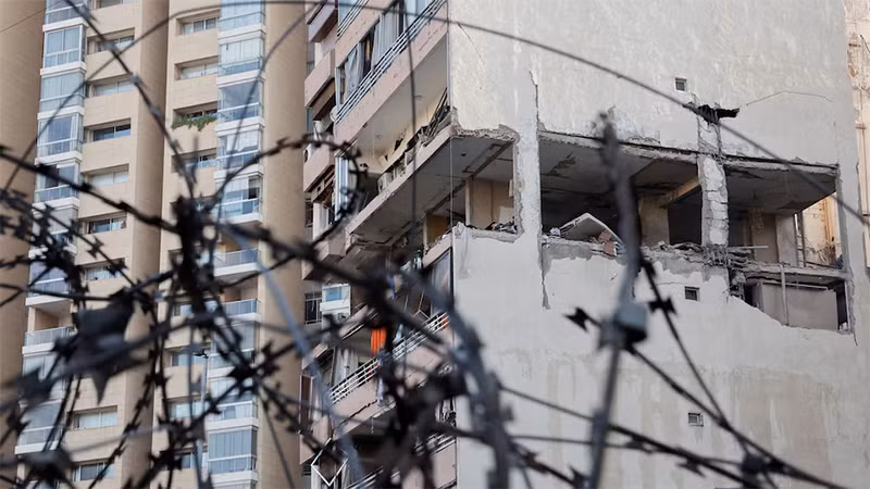 Tòa nhà bị thiệt hại trong một cuộc không kích của Israel tại Kola, thủ đô Beirut, Lebanon, ngày 30/9/2024. (Ảnh: Reuters)