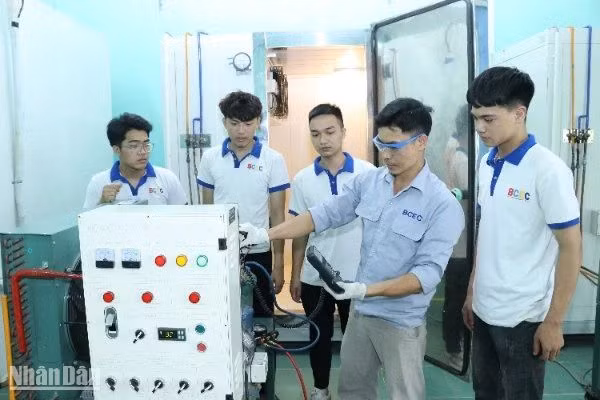 Thầy giáo Trường cao đẳng Cơ điện và Xây dựng Bắc Ninh hướng dẫn sinh viên thực hành nghề cơ điện. (Ảnh: Minh Thắng)