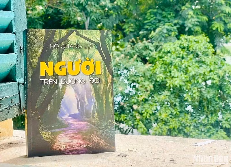 Cuốn sách "Người trên đường đời" của nhà báo, nhà văn Hồ Quang Lợi.