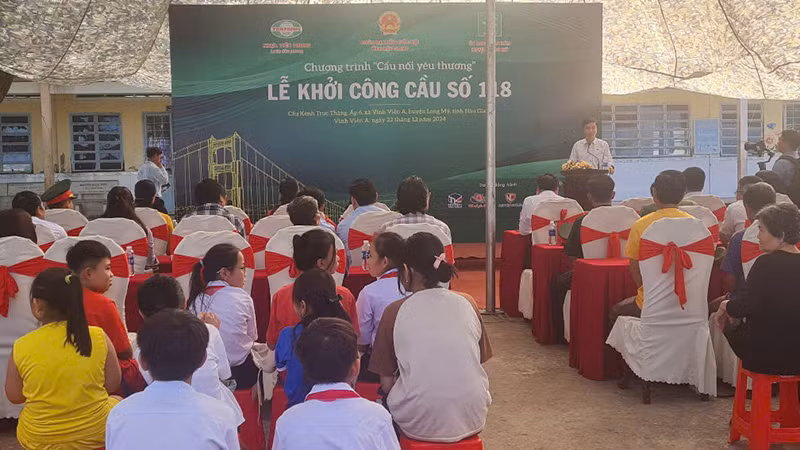 Đông đảo người dân địa phương đến dự lễ khởi công cầu Kênh Trực Thăng.