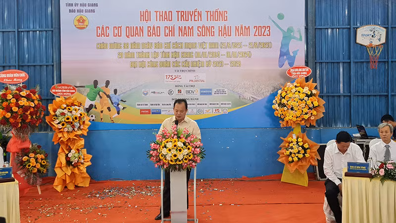 Ông Nguyễn Văn Hòa, Phó Chủ tịch Ủy ban nhân dân tỉnh Hậu Giang phát biểu tại lễ khai mạc.