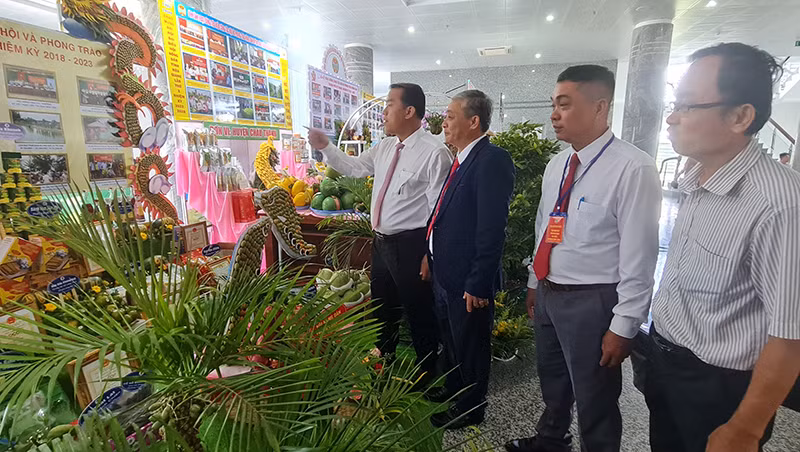 Các đại biểu tham quan trưng bày sản phẩm OCOP của nông dân. Các đại biểu tham quan trưng bày sản phẩm OCOP của nông dân.