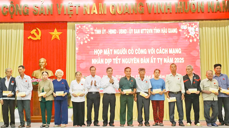 Tặng quà Tết cho người có công với cách mạng. Tặng quà Tết cho người có công với cách mạng.