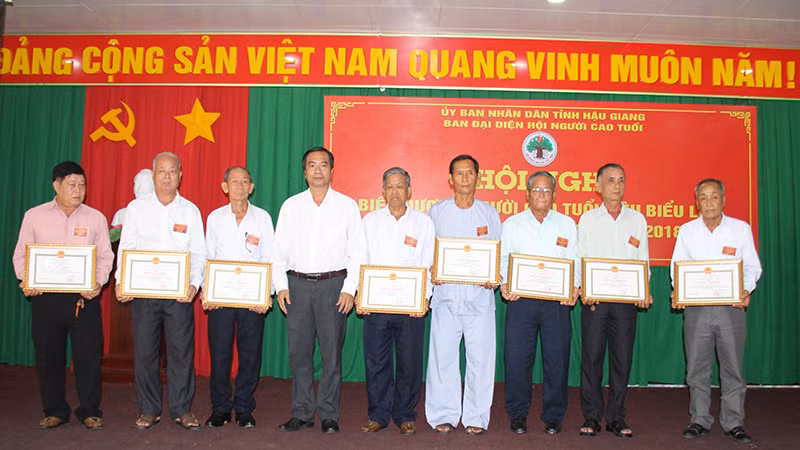 Tặng Bằng khen của Chủ tịch Ủy ban nhân dân tỉnh Hậu Giang cho các cá nhân.