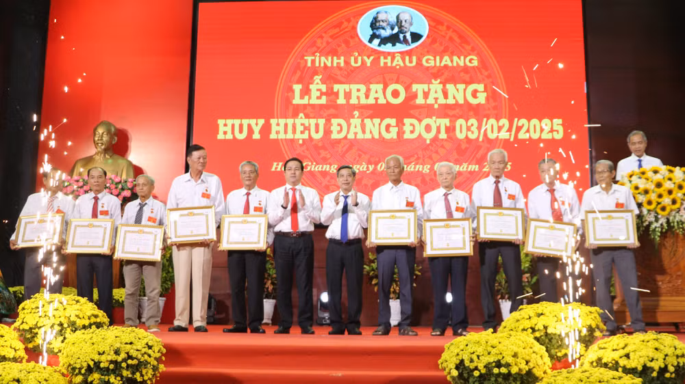Trao Huy hiệu Đảng cho các đồng chí cao niên tuổi Đảng.