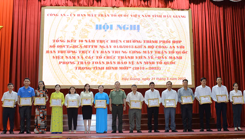 Lãnh đạo công an tỉnh Hậu Giang tặng giấy khen cho các cá nhân và tập thể. Lãnh đạo công an tỉnh Hậu Giang tặng giấy khen cho các cá nhân và tập thể.