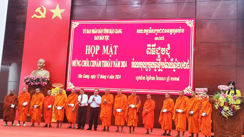 Tặng quà cho các vị sư đại diện cho 15 chùa Phật giáo Nam tông Khmer trong tỉnh. Tặng quà cho các vị sư đại diện cho 15 chùa Phật giáo Nam tông Khmer trong tỉnh.