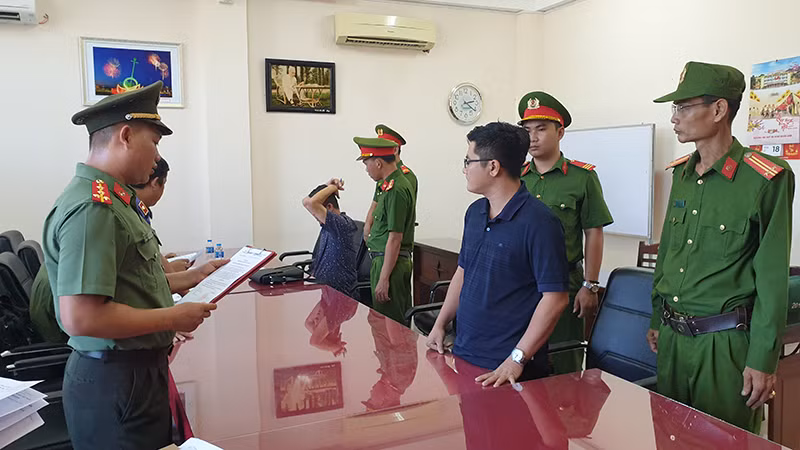 Cơ quan An ninh điều tra Công an tỉnh Hậu Giang tống đạt quyết định khởi tố và lệnh bắt tạm giam Nguyễn Trí Dũng.