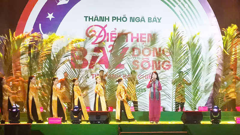 Một tiết mục trong Chương trình nghệ thuật đặc sắc “Điểm hẹn bảy dòng sông - Tình anh bán chiếu”.