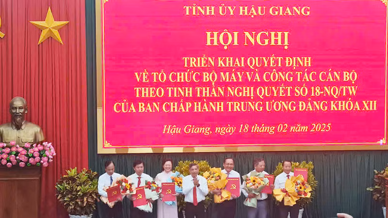 Trao quyết định cho đồng chí Trưởng ban và các Phó ban Ban Tuyên giáo và Dân vận Tỉnh ủy.