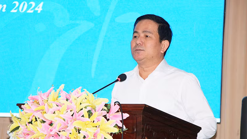 Đồng chí Trần Văn Huyến, Phó Bí thư Thường trực Tỉnh ủy, Chủ tịch Hội đồng nhân dân tỉnh Hậu Giang phát biểu chỉ đạo tại hội nghị. Đồng chí Trần Văn Huyến, Phó Bí thư Thường trực Tỉnh ủy, Chủ tịch Hội đồng nhân dân tỉnh Hậu Giang phát biểu chỉ đạo tại hội nghị.