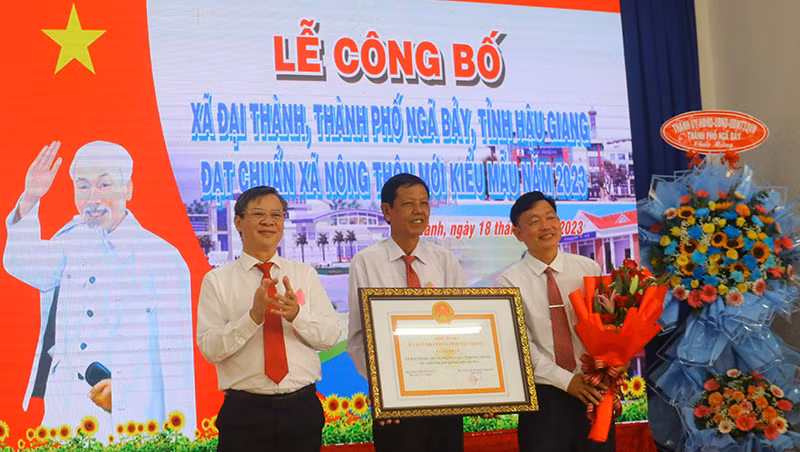 Đại diện Ủy ban nhân dân tỉnh Hậu Giang trao quyết định công nhận xã nông thôn mới kiểu mẫu cho đại diện xã Đại Thành.