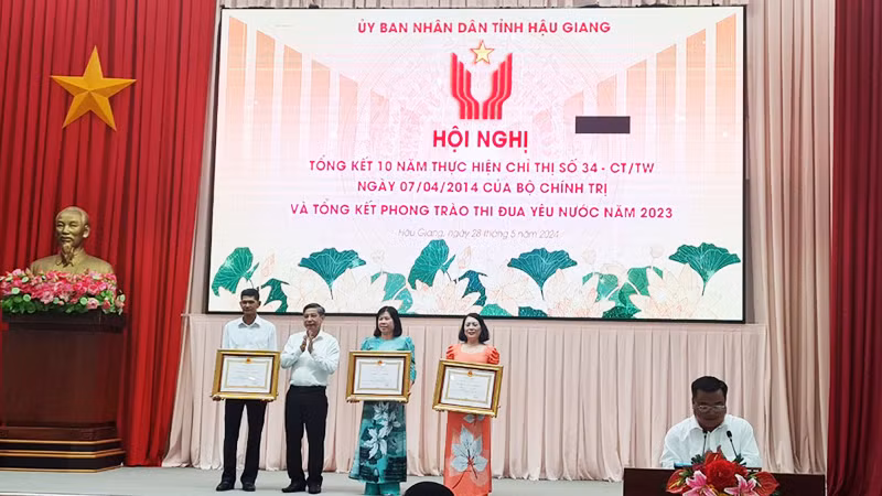 Lãnh đạo tỉnh trao Huân chương lao động hạng Nhất, Nhì của Chủ tịch nước tặng cho các cá nhân.