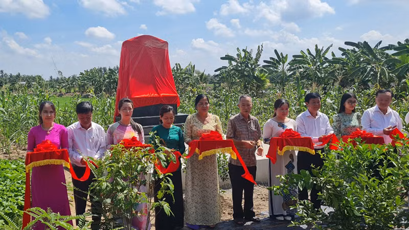 Nghi thức cắt băng khánh thành Bia kỷ niệm Nhà in Giải phóng