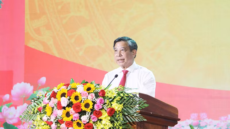 Đồng chí Đồng Văn Thanh, Bí thư Tỉnh ủy, Chủ tịch Hội đồng nhân dân tỉnh Hậu Giang ôn lại truyền thống tại buổi lễ.