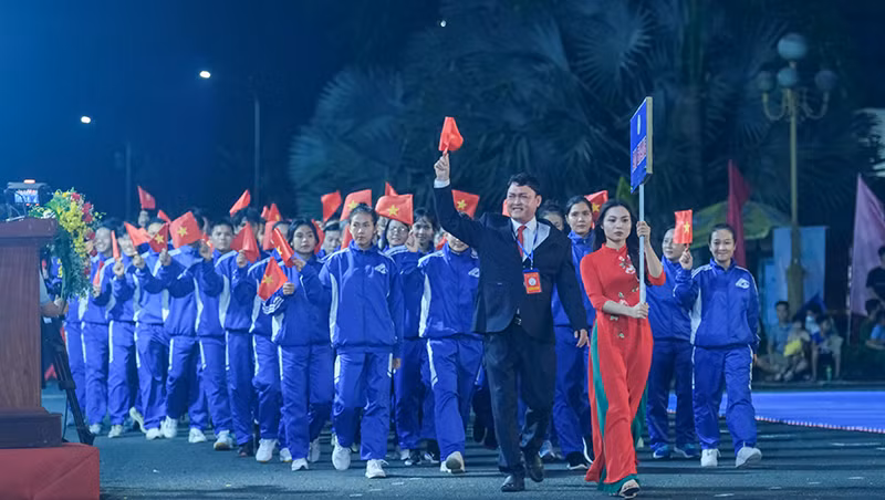 Đoàn vận động viên tham gia Đại hội Thể thao đồng bằng sông Cửu Long lần thứ IX diễu hành qua lễ đài.