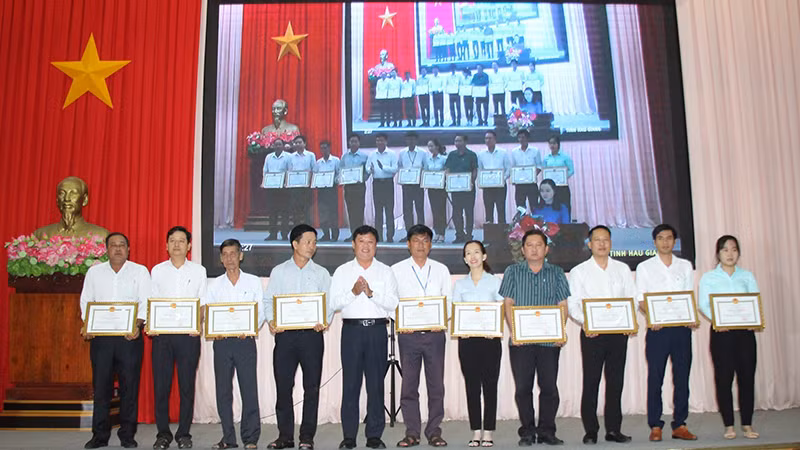 Đại diện lãnh đạo tỉnh tặng Bằng khen cho các cá nhân có thành tích xuất sắc trong phong trào thi đua “Người dân Hậu Giang tham gia chuyển đổi số, phát triển kinh tế số, xã hội số” năm 2022.