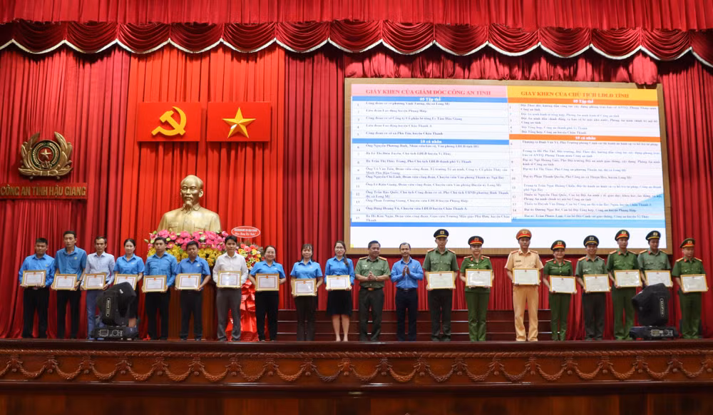 Lãnh đạo Công an tỉnh và Liên đoàn Lao động tỉnh tặng giấy khen cho các các cá nhân.