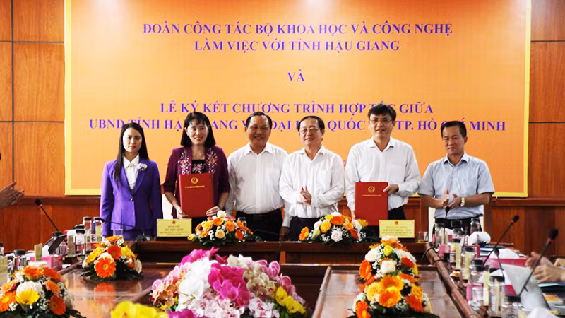 Ủy ban nhân dân tỉnh Hậu Giang và Đại học Quốc gia Thành phố Hồ Chí Minh ký biên bản ghi nhớ hợp tác