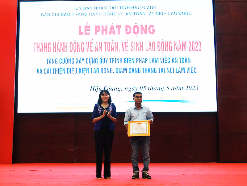 Cục An toàn lao động (Bộ Lao động - Thương binh và Xã hội) tặng giấy khen cho 1 tập thể có thành tích xuất sắc trong công tác an toàn, vệ sinh lao động năm 2022.