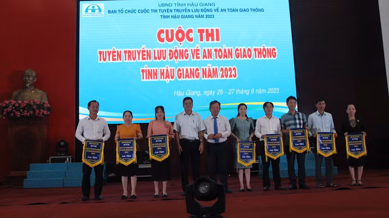 Tặng Cờ lưu niệm cho các đội tham gia.