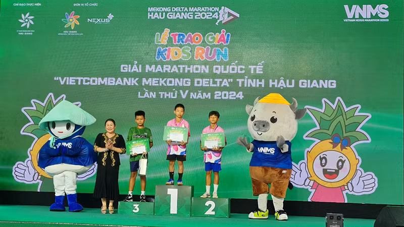 Trao giải Nhất, Nhì, Ba cho các vận động viên nhí ở cự ly 1,1km. Trao giải Nhất, Nhì, Ba cho các vận động viên nhí ở cự ly 1,1km.