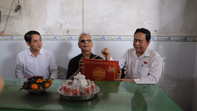 Phó Chủ tịch Thường trực Quốc hội thăm, tặng quà Tết thương binh Phan Hữu Hiệp.