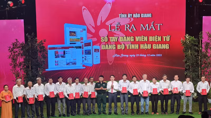 Tặng điện thoại thông minh cho đảng viên có hoàn cảnh khó khăn.