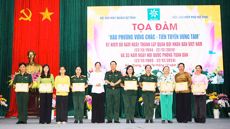 Bộ Chỉ huy Quân sự tỉnh Hậu Giang tặng Giấy khen cho các cá nhân. Bộ Chỉ huy Quân sự tỉnh Hậu Giang tặng Giấy khen cho các cá nhân.