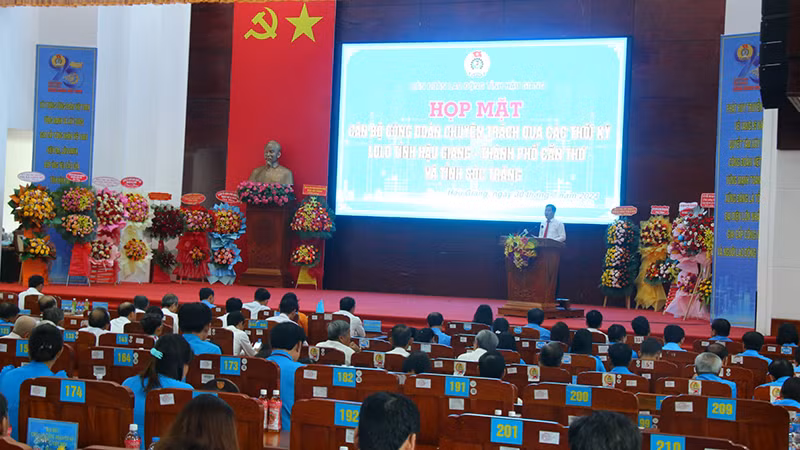 Quang cảnh buổi họp mặt.