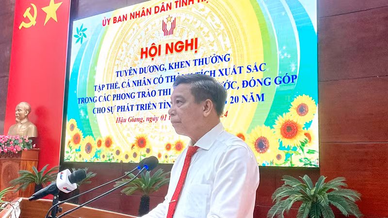 Chủ tịch Ủy ban nhân dân tỉnh Hậu Giang, Đồng Văn Thanh phát biểu tại Hội nghị.