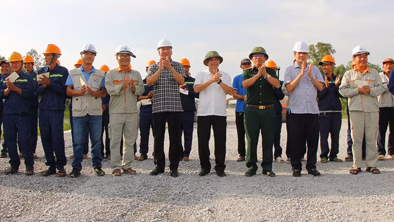 Lãnh đạo tỉnh Hậu Giang chúc Tết, tặng quà công nhân, người lao động thi công trên gói thầu xây lắp số 1.
