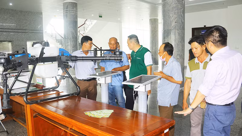 Các đại biểu dự Diễn đàn trao đổi sử dụng thiết bị bay trong sản xuất lúa.