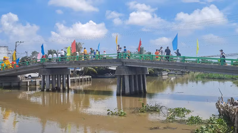 Cầu Kênh Trực Thăng nối liền đôi bờ xã Vĩnh Viễn A và thị trấn Vĩnh viễn, huyện Long Mỹ. Cầu Kênh Trực Thăng nối liền đôi bờ xã Vĩnh Viễn A và thị trấn Vĩnh viễn, huyện Long Mỹ.