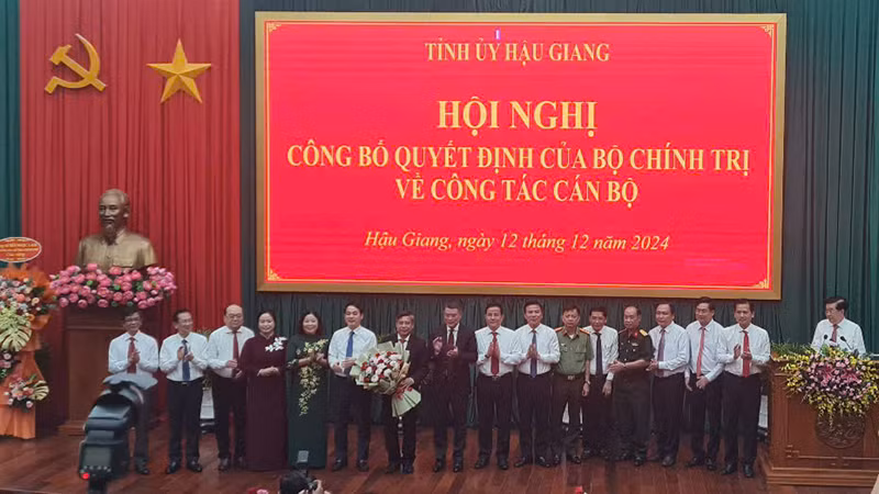 Đồng chí Lê Minh Hưng cùng Ban Thường vụ Tỉnh ủy Hậu Giang chúc mừng tân Bí thư Tỉnh ủy. Đồng chí Lê Minh Hưng cùng Ban Thường vụ Tỉnh ủy Hậu Giang chúc mừng tân Bí thư Tỉnh ủy.