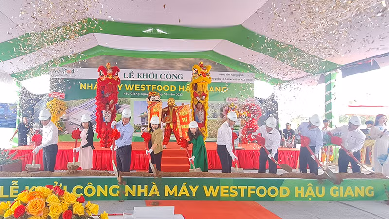 Nghi thức khởi công nhà máy.