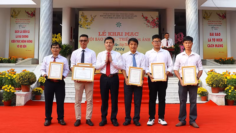 Trao giải cho các tác giả chuyên ngành nhiếp ảnh của Cuộc thi sáng tác văn học nghệ thuật tỉnh Hậu Giang năm 2024 Trao giải cho các tác giả chuyên ngành nhiếp ảnh của Cuộc thi sáng tác văn học nghệ thuật tỉnh Hậu Giang năm 2024