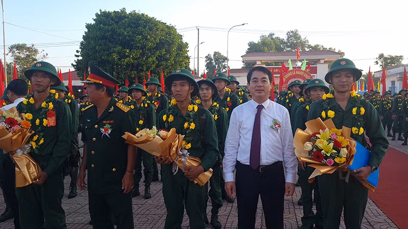 Bí thư Tỉnh ủy Hậu Giang Nghiêm Xuân Thành tặng hoa cho các tân binh. Bí thư Tỉnh ủy Hậu Giang Nghiêm Xuân Thành tặng hoa cho các tân binh.