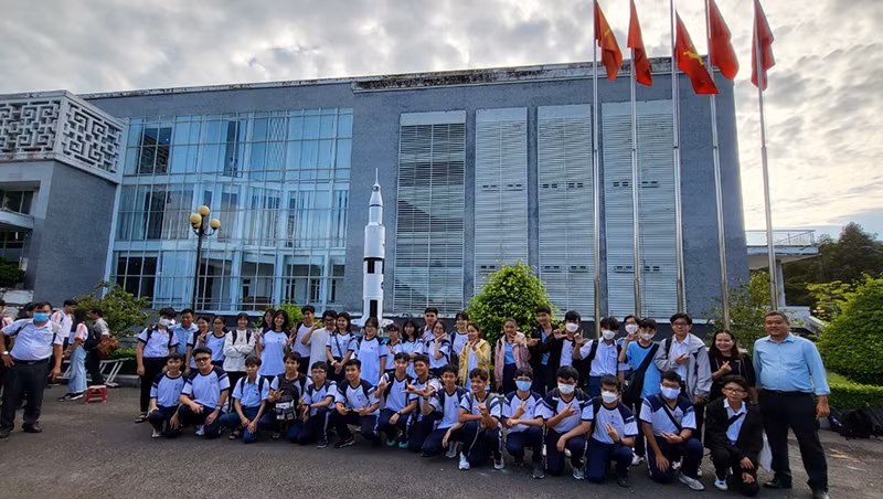 Các em học sinh, sinh viên có dịp trải nghiệm trong Tuần lễ NASA Việt Nam.